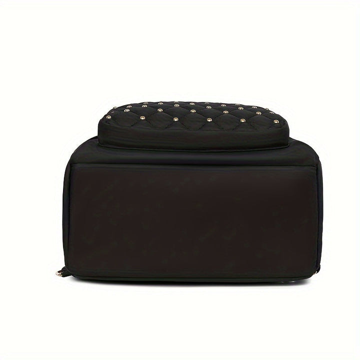 Dessous du sac noir posé à plat, base rectangulaire et bas de la poche clouté 8