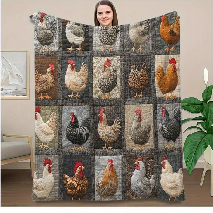 Une femme tient la couverture à poules et coqs aux tons gris, bruns et noirs, vue de face 17