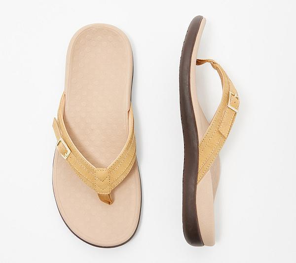 Paire de tongs jaune doré à boucle, semelle beige, vue de dessus et de profil 8