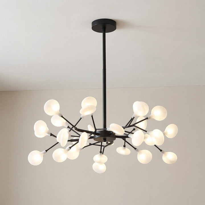 Petit modèle noir à sphères givrées allumées, vu en contre-plongée sous un plafond blanc 6