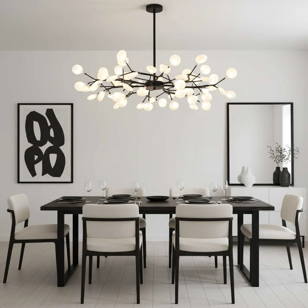 Lustre noir à branches allumé dans une salle à manger moderne en noir et blanc 2
