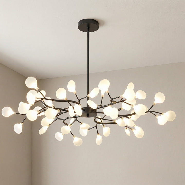 Lustre noir à branches sinueuses et sphères lumineuses, vu d'en dessous dans l'angle d'une pièce 10