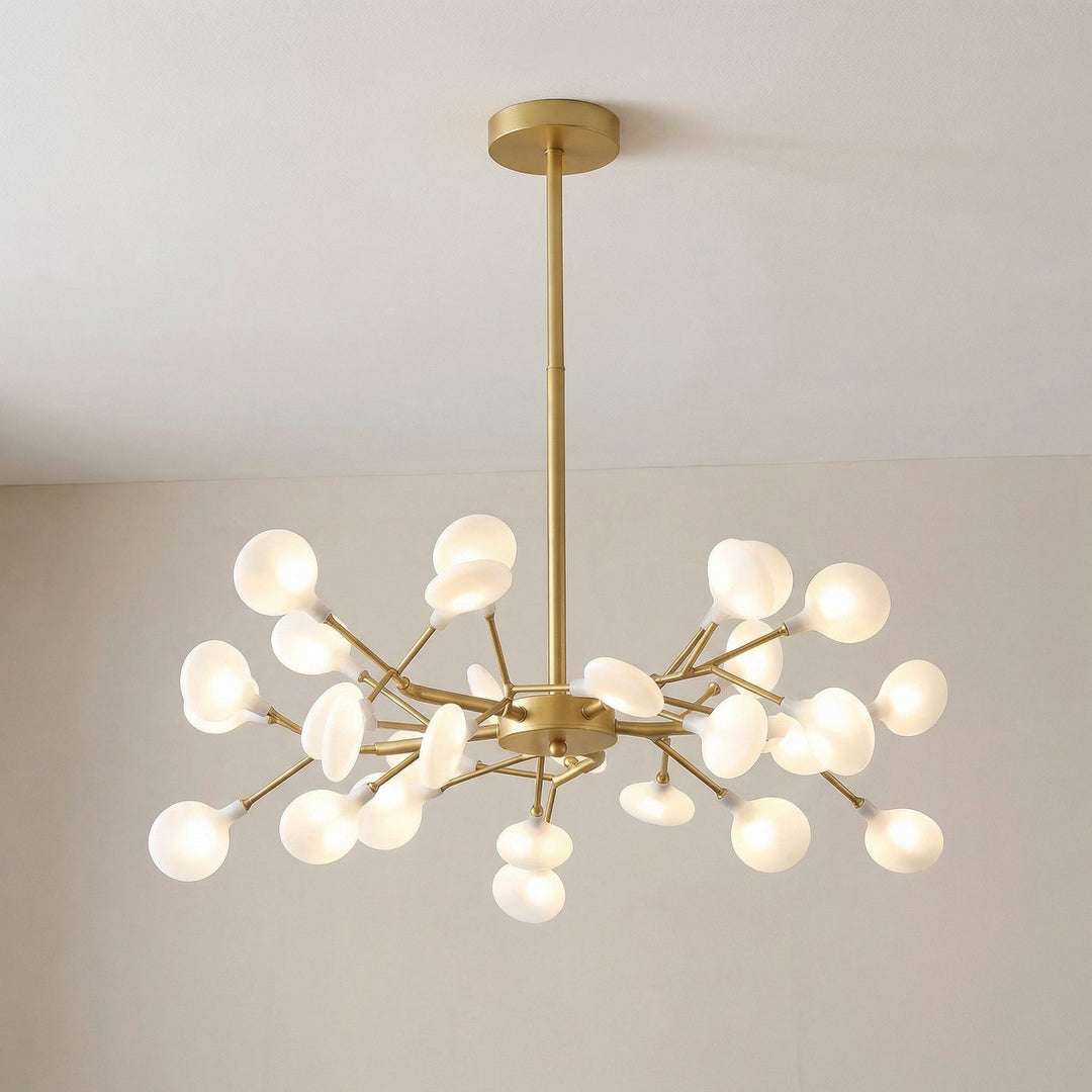 Petit modèle doré à sphères givrées allumées, vu en contre-plongée sous un plafond blanc 7