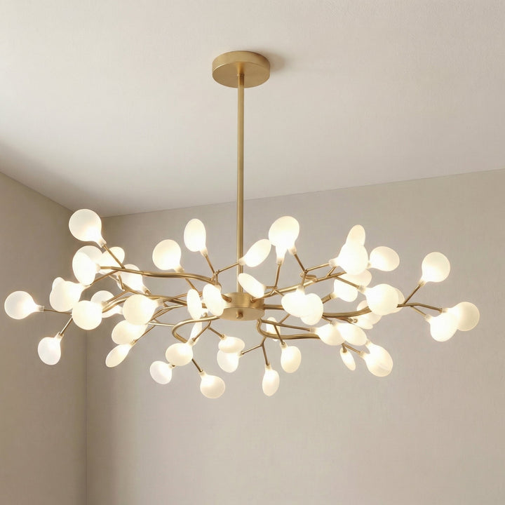Lustre doré à branches sinueuses et sphères lumineuses, vu d'en dessous dans l'angle d'une pièce 11