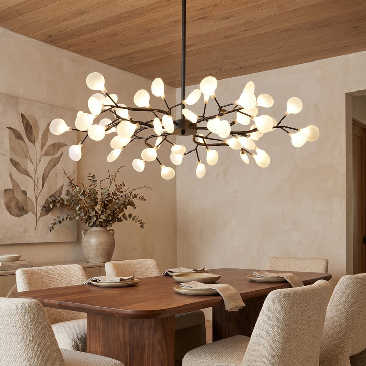 Lustre noir à branches et sphères lumineuses au-dessus d'une table en bois, ambiance chaleureuse et naturelle 1