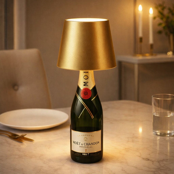 Abat-jour doré allumé sur une bouteille de champagne, sur une table de salle à manger avec bougies 17