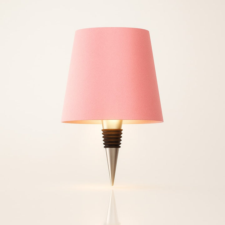 Abat-jour rose avec bouchon conique argenté et anneaux noirs, intérieur doré, sur fond clair 18
