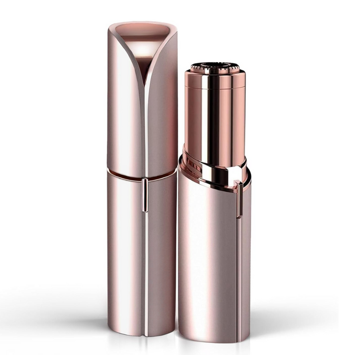 Épilateur en forme de rouge à lèvres, coloris rose champagne métallisé, capuchon fermé à côté de l'appareil avec sa tête dorée rosée. 1