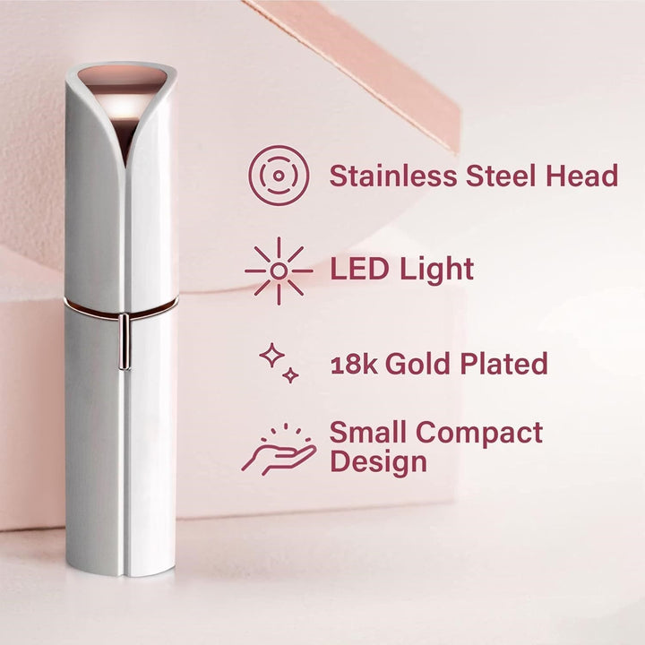 Épilateur blanc debout sur un fond rose clair, avec les atouts listés : tête en acier inoxydable, lumière LED, plaqué or, format compact. 12