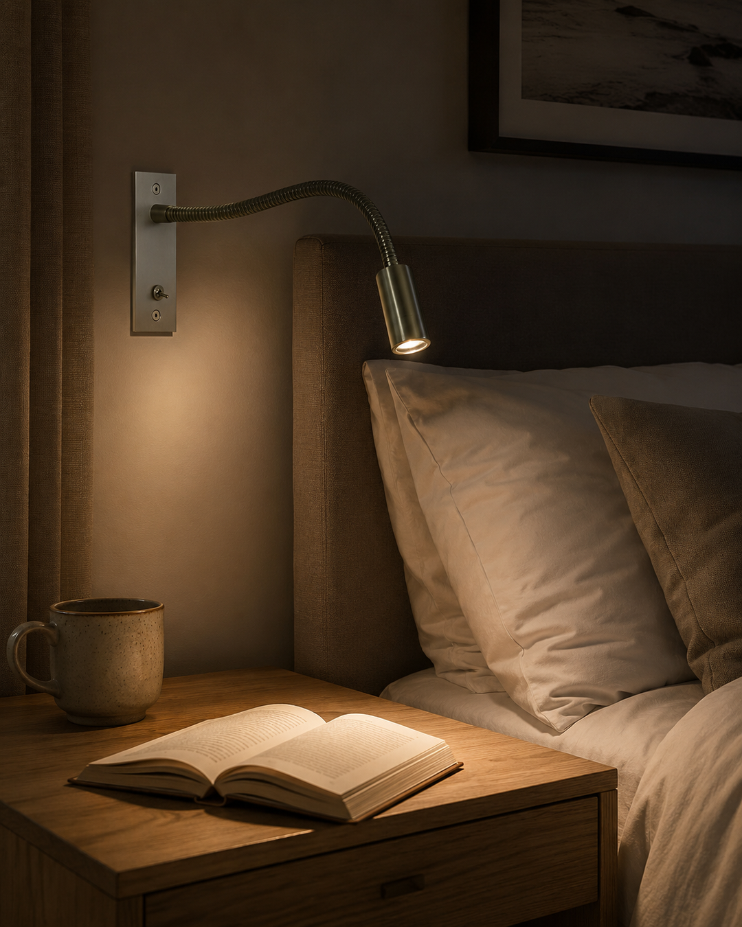 Applique en finition nickel brossé allumée au-dessus d'un lit, éclairant une table de chevet avec livre ouvert et tasse en grès. 8