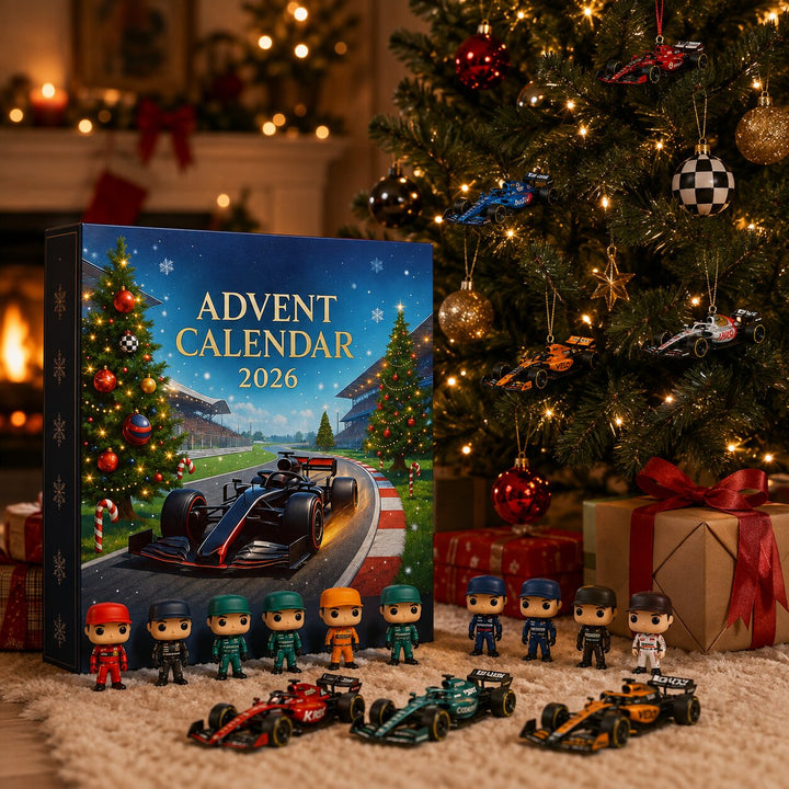 Calendrier posé près d'un sapin illuminé et d'une cheminée, avec figurines de pilotes et trois voitures miniatures alignées devant la boîte. 2