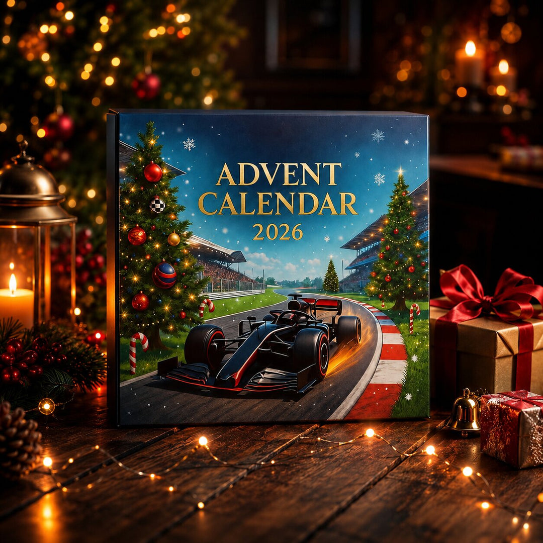Boîte du calendrier posée sur une table en bois, entourée de guirlandes lumineuses, d'une lanterne, de cadeaux et de décorations de Noël. 3