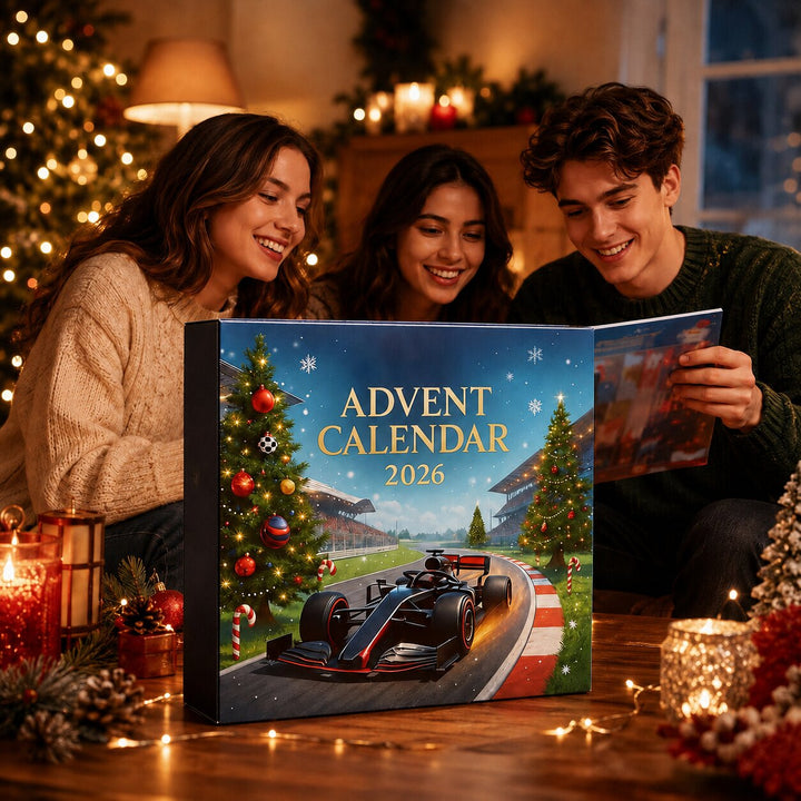 Trois personnes souriantes regardent le calendrier ouvert devant elles, dans un salon décoré pour Noël avec bougies et sapin lumineux. 4