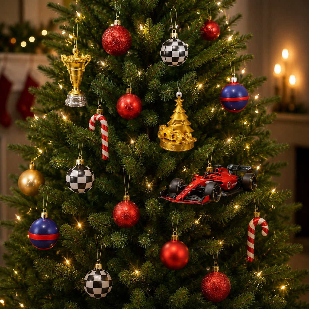 Détail des surprises accrochées dans un sapin: voiture rouge, trophée doré, sapin doré, boules à damier, boules rouges et cannes en sucre. 5