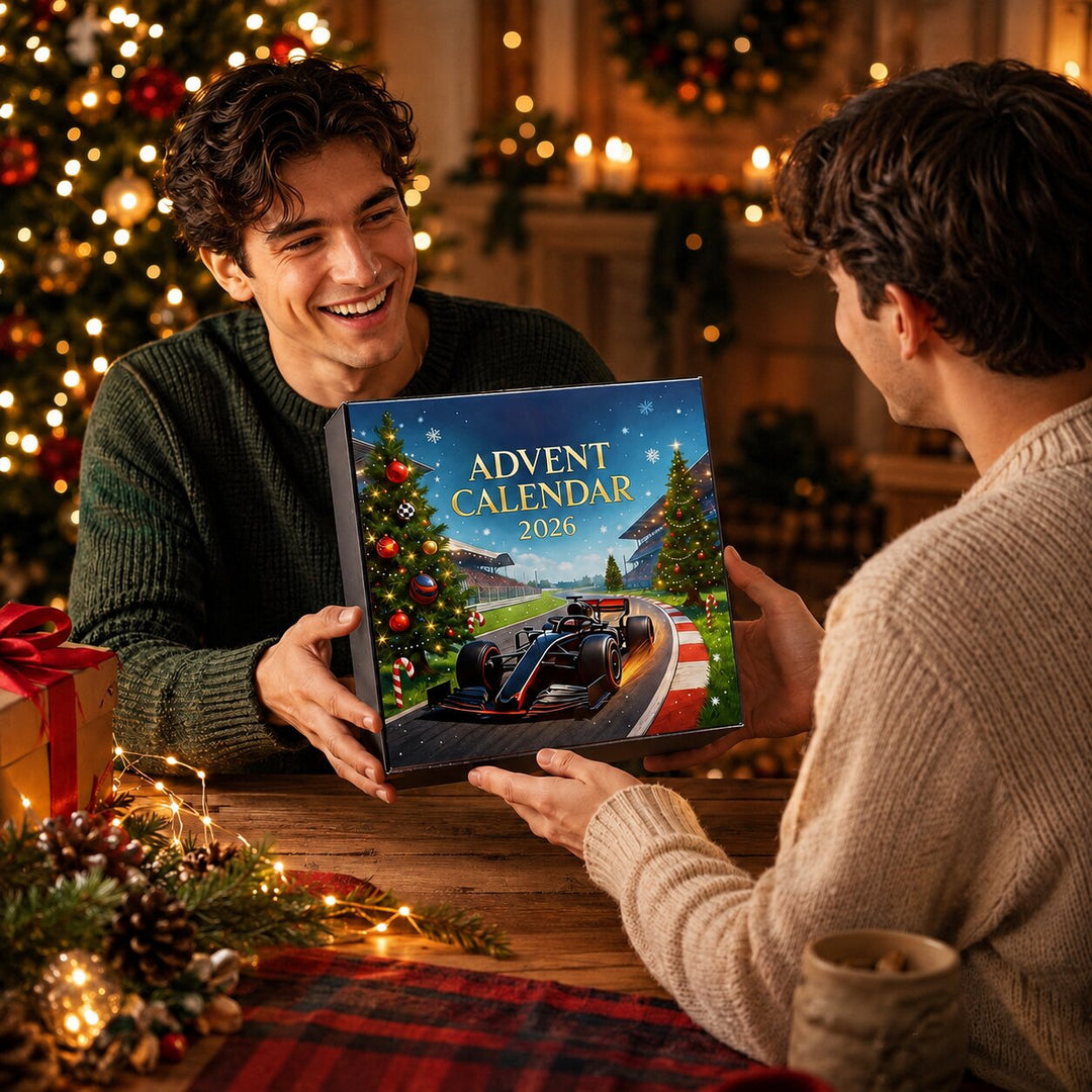 Un homme souriant tend la boîte du calendrier à une autre personne, devant un sapin éclairé, comme cadeau de Noël. 7