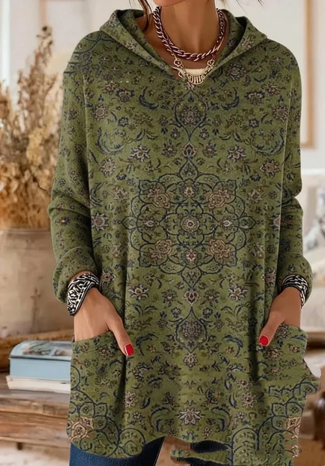Version vert olive à fin motif floral bleu marine et rose pâle, portée par un mannequin, capuche relevée et mains dans les poches. 7