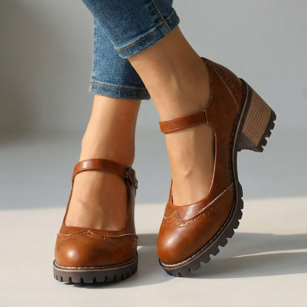 Mary Janes marron caramel portées avec un jean retroussé en intérieur, bride sur le cou-de-pied et semelle crantée visibles. 2