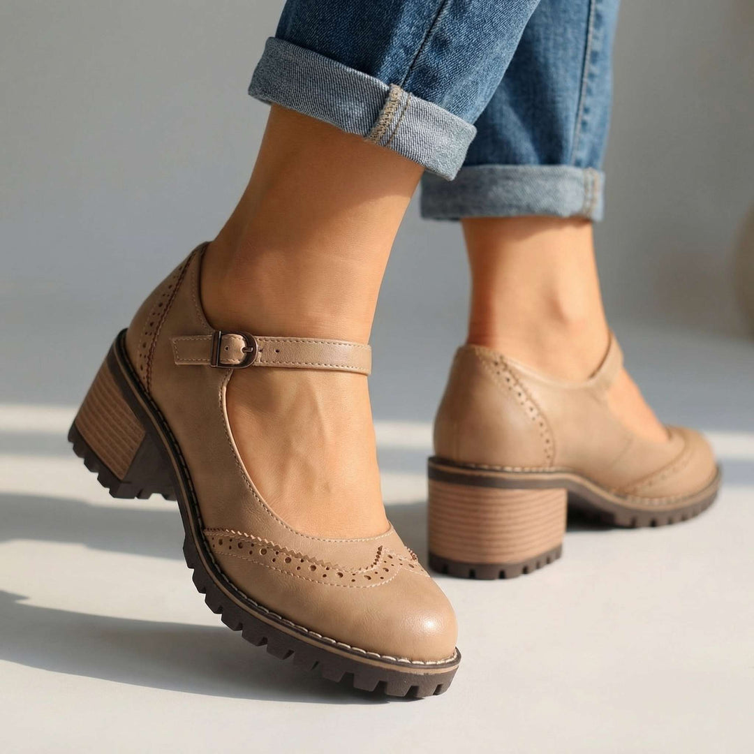 Mary Janes beige portées avec un jean aux ourlets retournés, vue de trois quarts sur la boucle de la bride et les perforations. 3