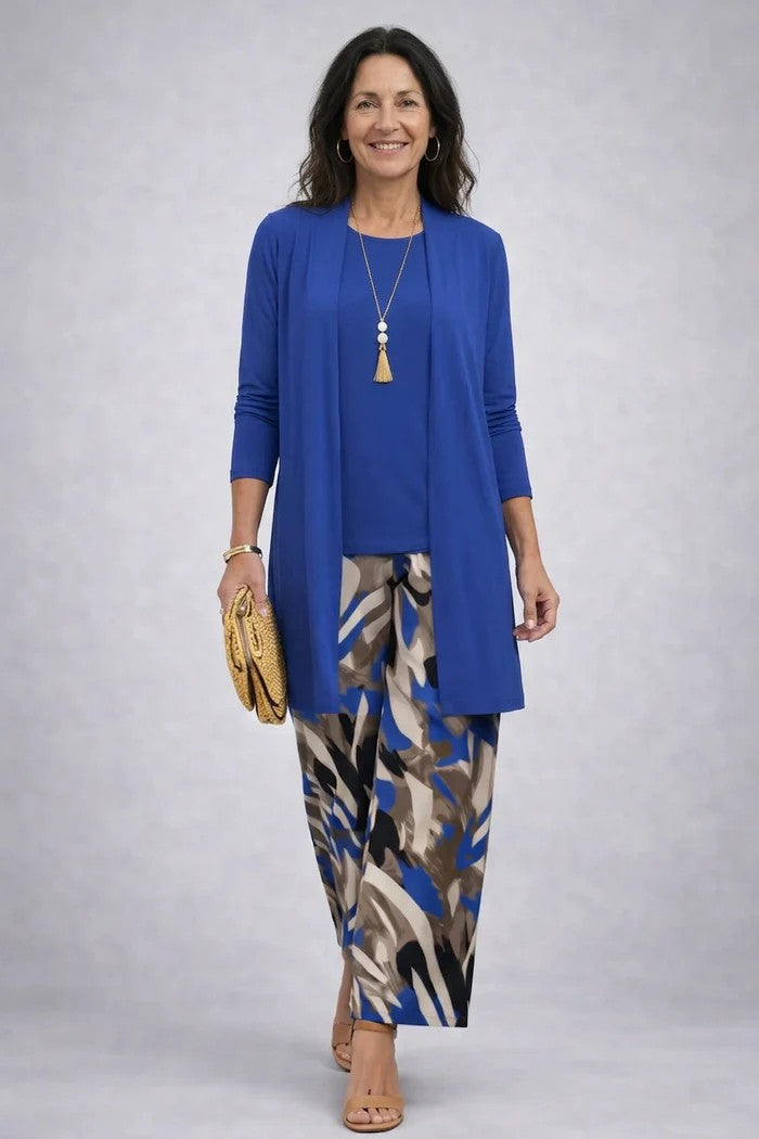 Femme en ensemble bleu roi, cardigan et tee unis, pantalon large à motif abstrait bleu et beige 2