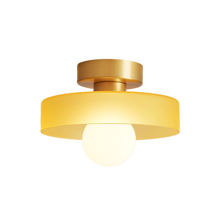 Plafonnier à abat-jour jaune et base dorée en laiton, ampoule globe allumée, présenté seul sur fond blanc. 6
