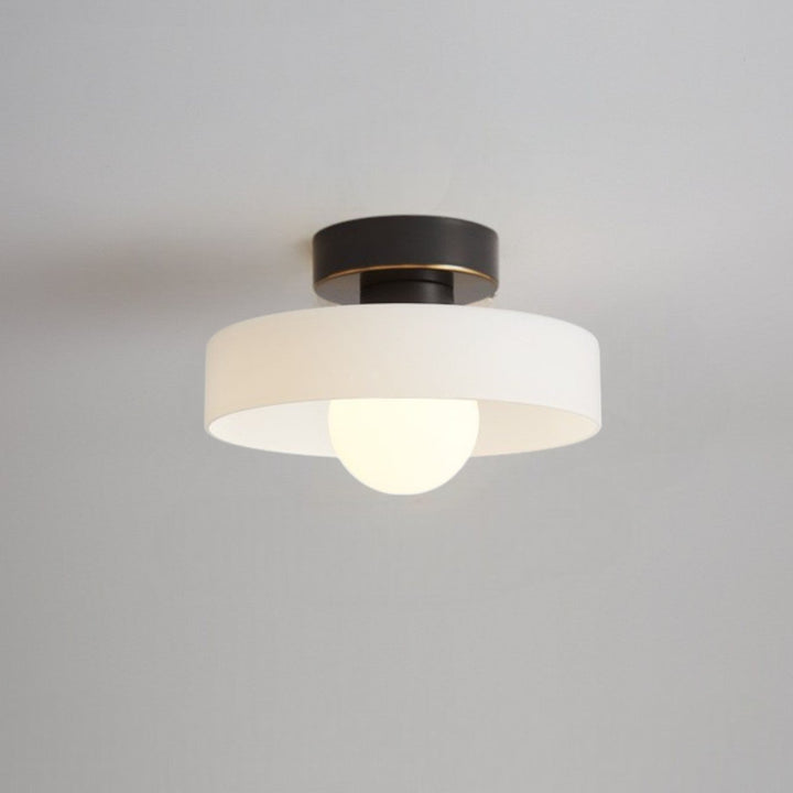 Plafonnier à abat-jour blanc mat et base noire à liseré doré, avec ampoule globe allumée, fixé au plafond. 7