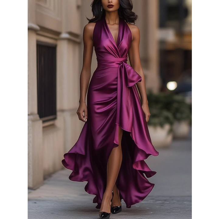 Vue de face en violet prune : robe satinée portée dans la rue, corsage croisé, nœud à la taille et fente. 6