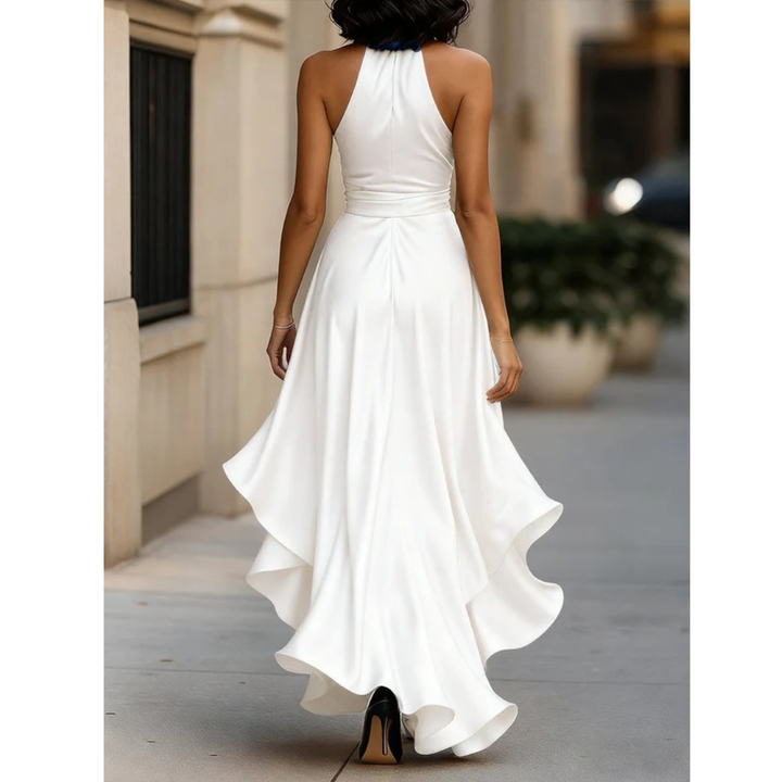 Vue de dos en blanc : robe satinée à col licou, ceinture dans le dos et ourlet à volants amples. 10