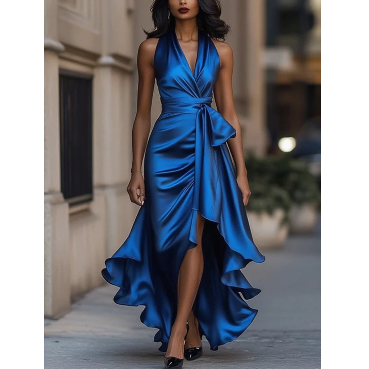 Vue de face en bleu roi brillant : robe satinée à décolleté en V, ceinture nouée et jupe à volants asymétriques. 4
