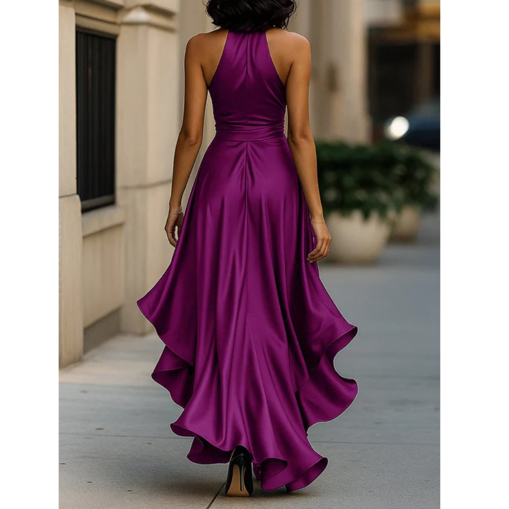 Vue de dos en violet prune : mannequin portant la robe à col licou, ceinture à la taille et jupe à volants fluides. 13
