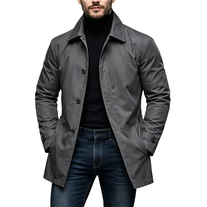 Même modèle porté en gris anthracite, mains dans les poches, avec col roulé noir et jean 2