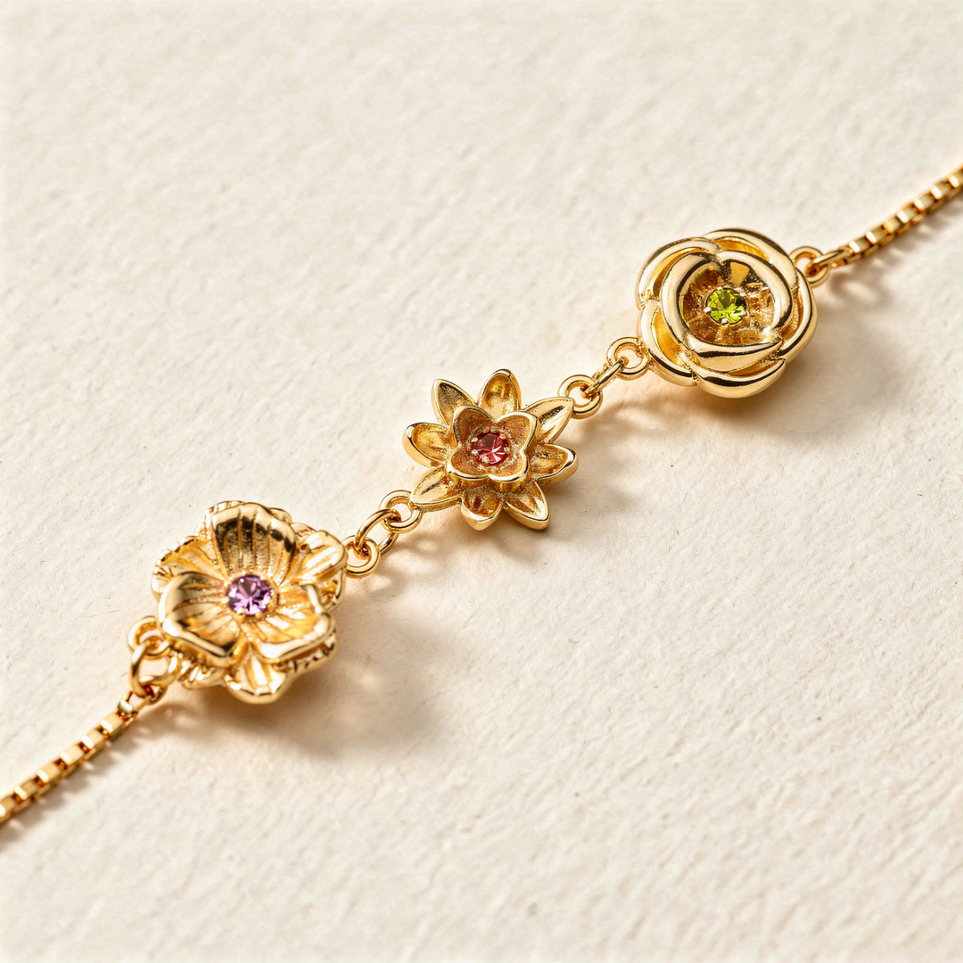 Gros plan en lumière douce sur les trois fleurs dorées du bracelet et leurs petites pierres, posées sur un papier texturé beige. 5