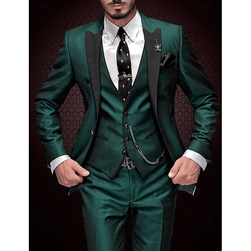 Costume trois pièces vert foncé satiné à revers noirs, chemise blanche, cravate noire et chaîne de gilet, sur fond sombre motifs damassés. 6