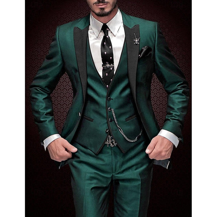 Costume trois pièces vert foncé satiné à revers noirs, chemise blanche, cravate noire et chaîne de gilet, sur fond sombre motifs damassés. 6