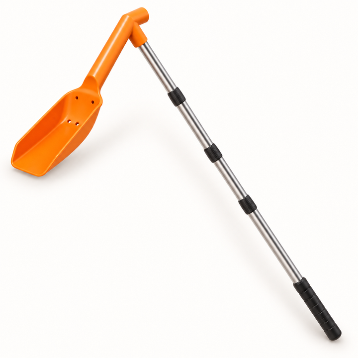 Pelle orange à trous et perche télescopique métallique à poignée noire, sur fond blanc 3
