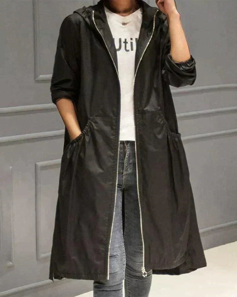 Version noire de l'imperméable, zip ouvert, une main dans la poche, portée avec un jean bleu 4