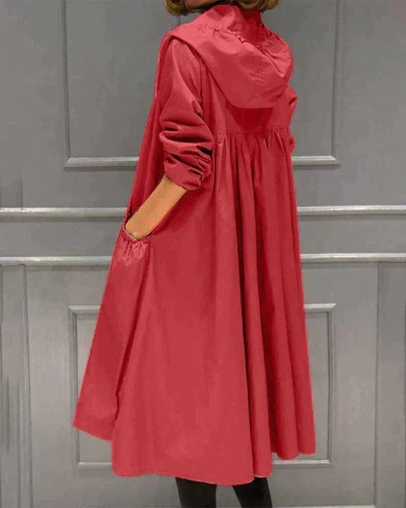 Vue de dos et de côté d'un imperméable rouge ample, capuche rabattue, plis dans le dos 5