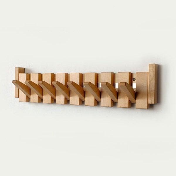 Porte-manteau en bois clair avec tous les crochets dépliés en diagonale, vu légèrement de côté 6