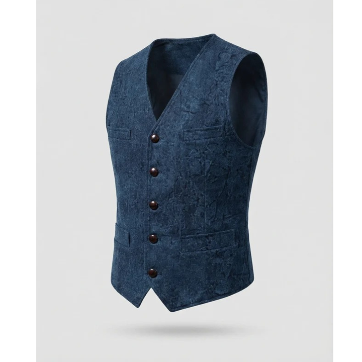 Gilet bleu marine à col en V et cinq boutons, vu de trois quarts sur fond clair, texture marbrée et poches. 5