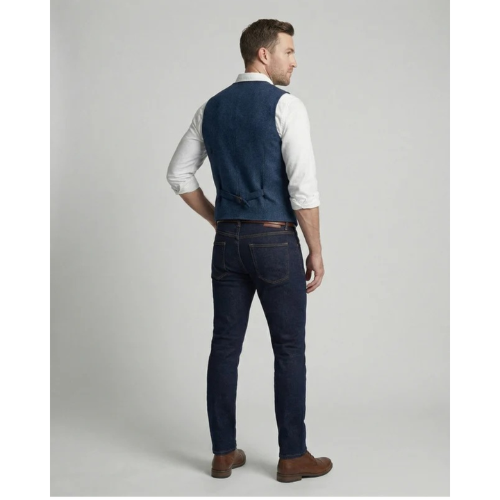 Vue de dos du gilet bleu porté par un mannequin, avec la patte de serrage réglable à la taille. 4