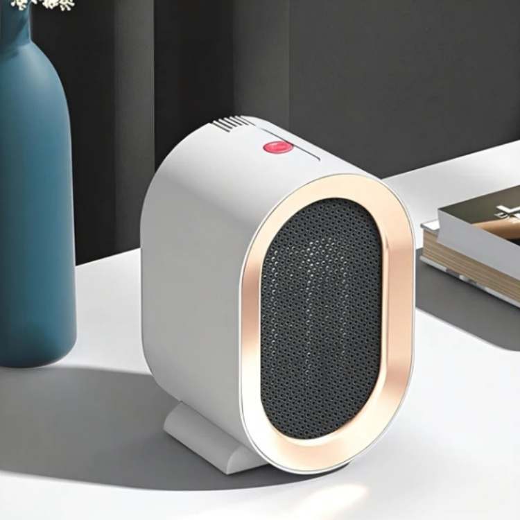 Chauffage blanc à anneau cuivré posé sur un bureau, avec voyant rouge sur le dessus, un vase bleu et des livres 6