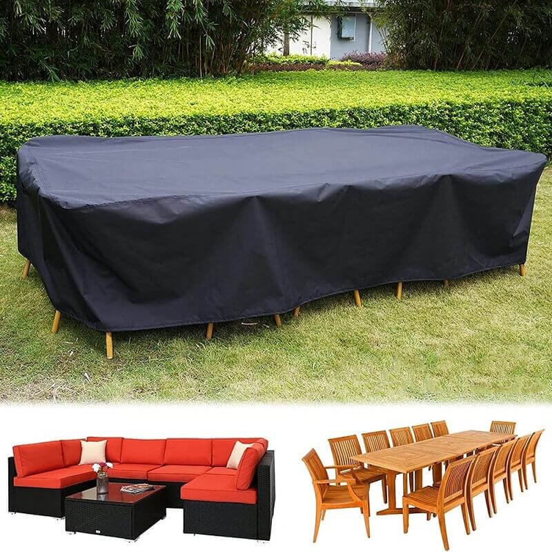 Housse noire couvrant un grand salon de jardin sur la pelouse, avec des exemples de canapé d'angle et de table en bois. 5