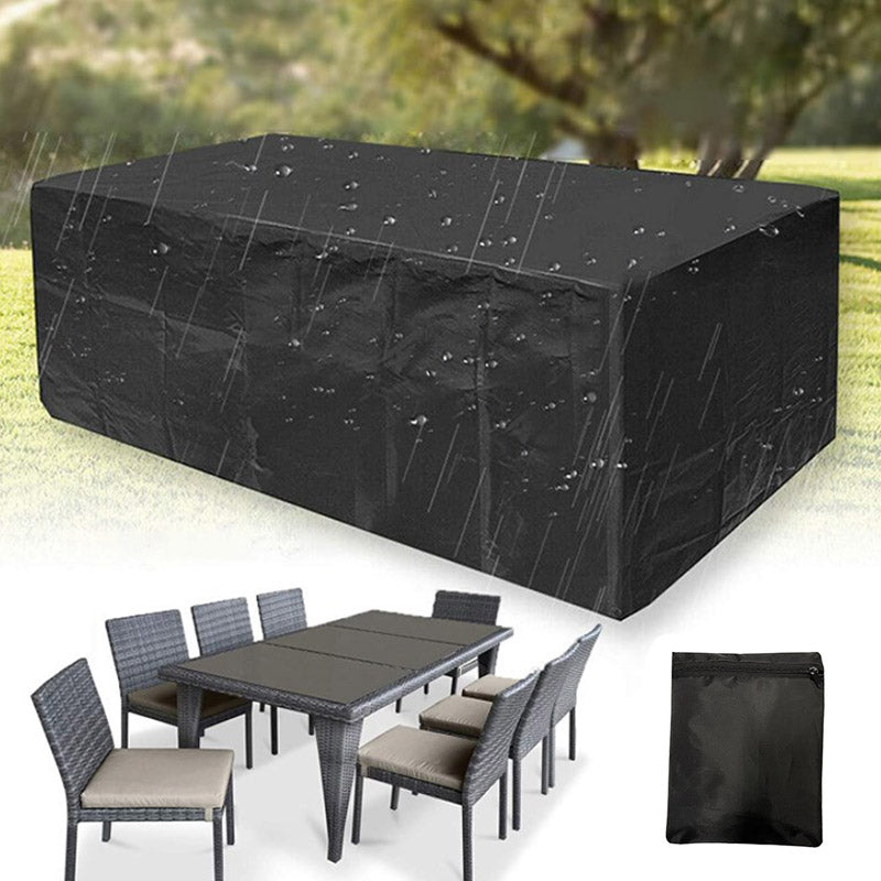 Housse noire sous la pluie avec gouttes d'eau perlant à la surface, accompagnée d'une table, de chaises et du sac de rangement. 6