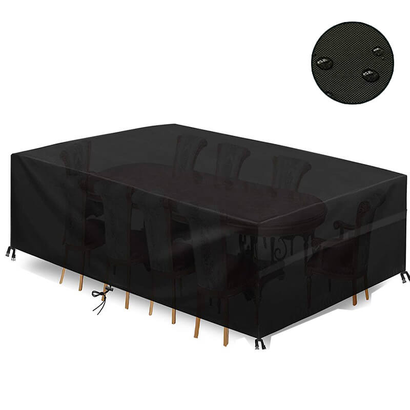 Housse noire rectangulaire recouvrant une table et ses chaises, avec sangles aux coins et gros plan sur le tissu et les gouttes d'eau. 8