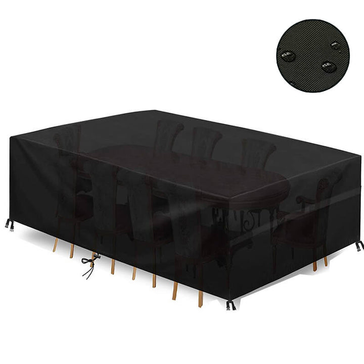 Housse noire rectangulaire recouvrant une table et ses chaises, avec sangles aux coins et gros plan sur le tissu et les gouttes d'eau. 8