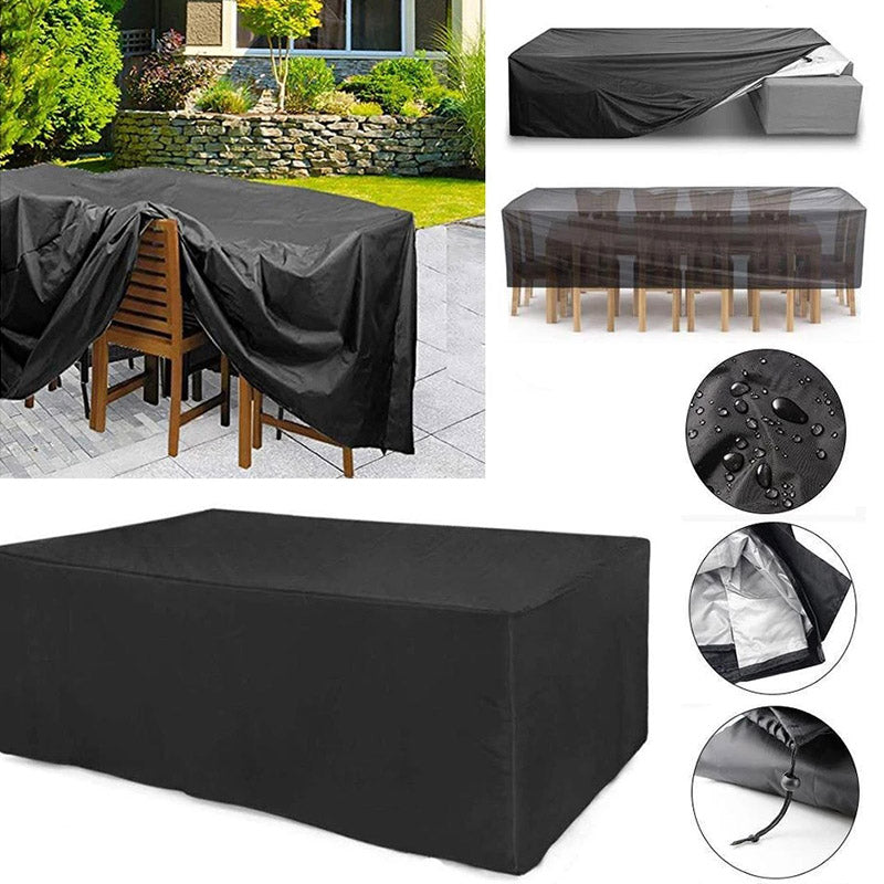 Housse noire en gros plan, avec vues sur mobilier de jardin recouvert, gouttes sur le tissu, doublure argentée et cordon de serrage. 9