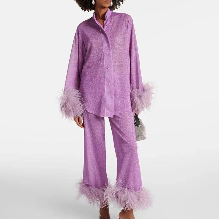 Femme en ensemble violet lilas à paillettes, chemise boutonnée à col montant, poignets et bas de pantalon ornés de plumes. 3