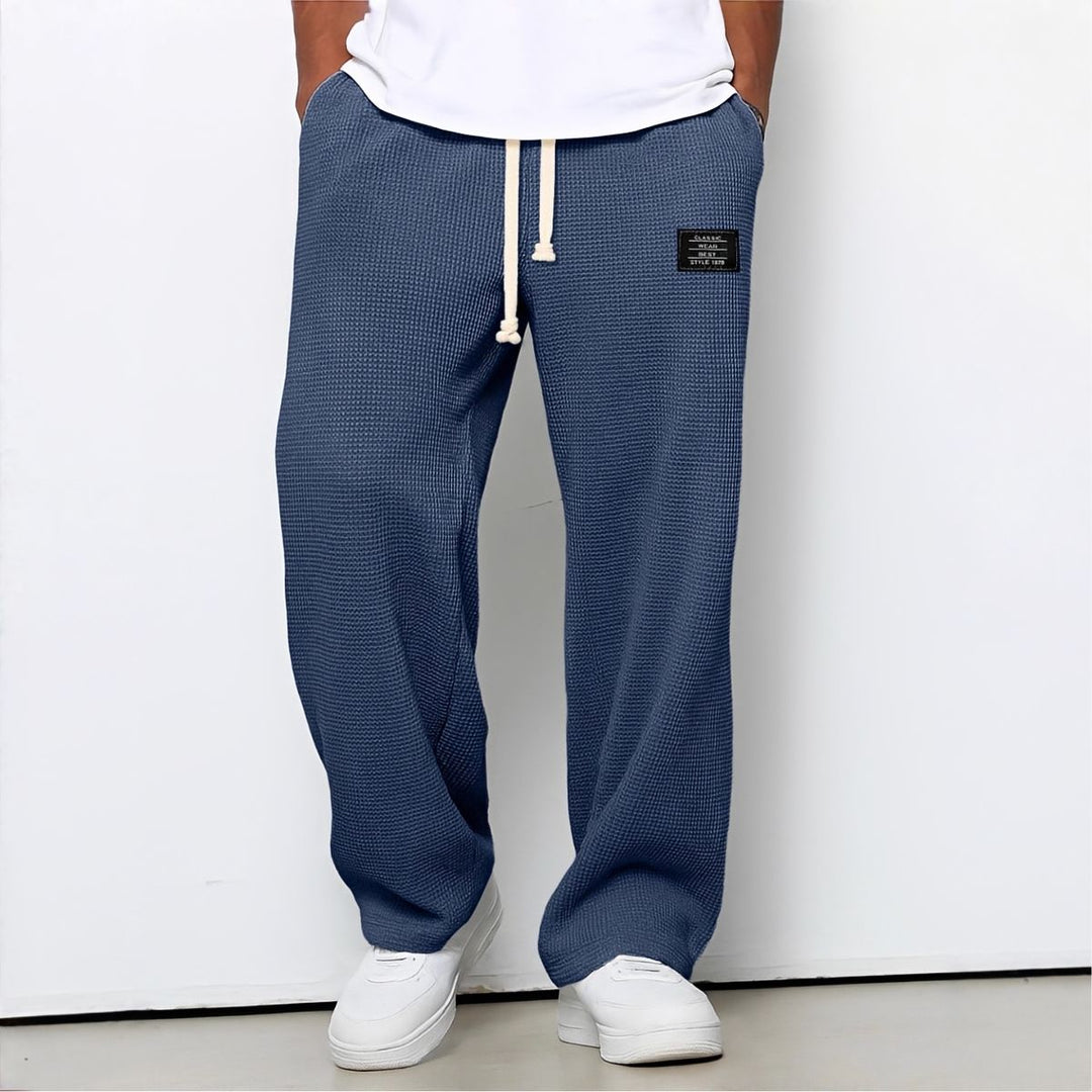 Pantalon ample bleu marine en maille gaufrée, cordon de serrage à la taille, vue de face portée 5