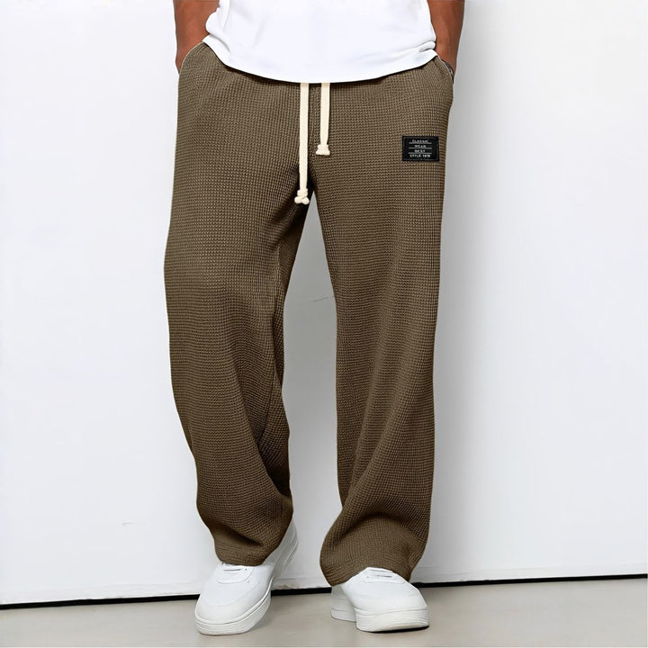 Pantalon ample marron taupe en maille gaufrée, cordon à la taille, porté avec un t-shirt blanc 2