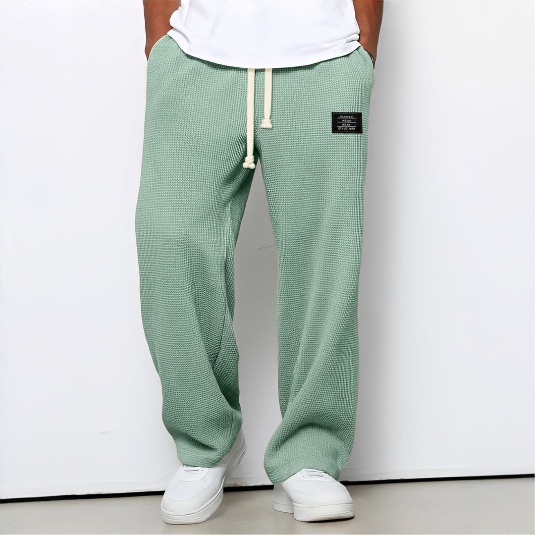 Pantalon ample vert menthe en maille gaufrée, cordon crème, porté par un modèle en baskets blanches 9