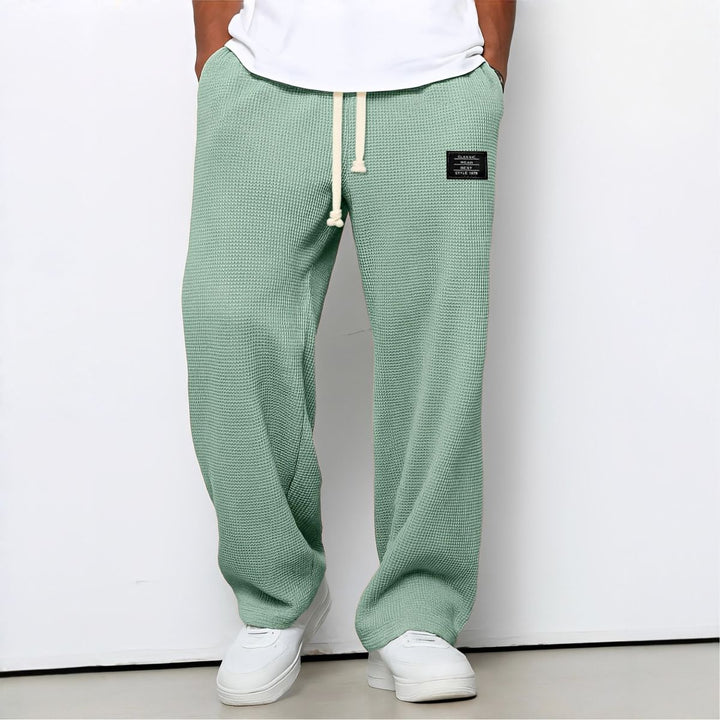 Pantalon ample vert menthe en maille gaufrée, cordon crème, porté par un modèle en baskets blanches 9